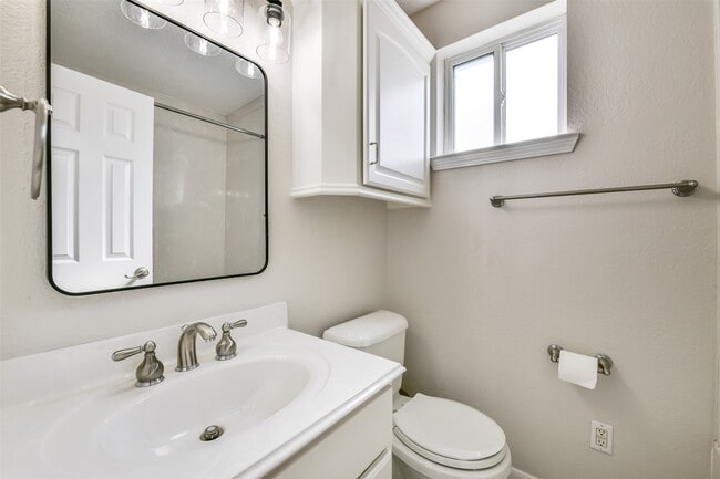 Building Photo - 304 Bellmar Ln