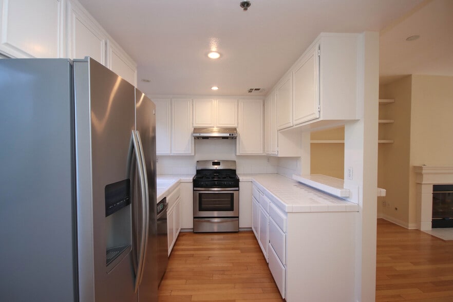 Building Photo - 111 S Oak Knoll Ave