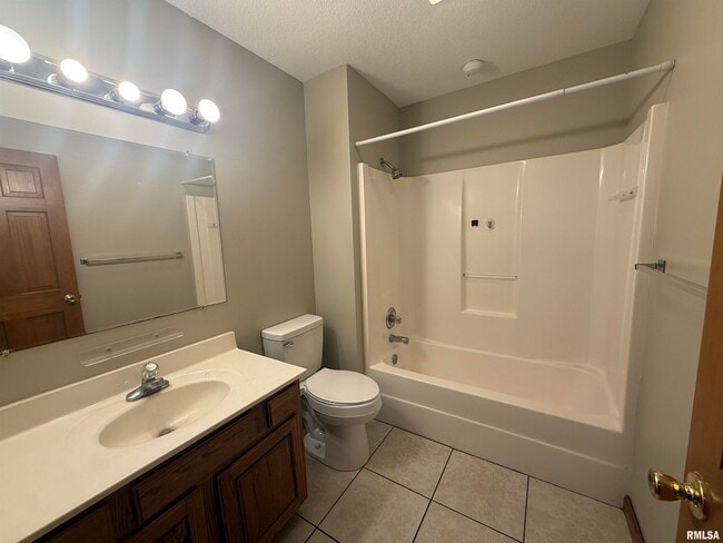 Building Photo - 613 Oakbrook Ave