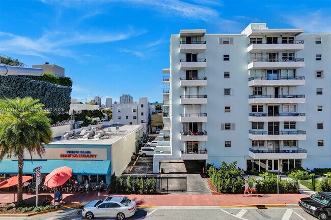 Building Photo - 713 Collins Ave