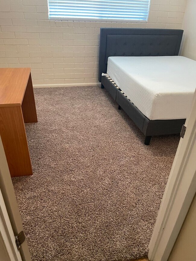 Building Photo - Pre-Leasing for August 1st!! Lovely 3 Bedroom Condo!! Close to the University of Arizona!! Perfec...