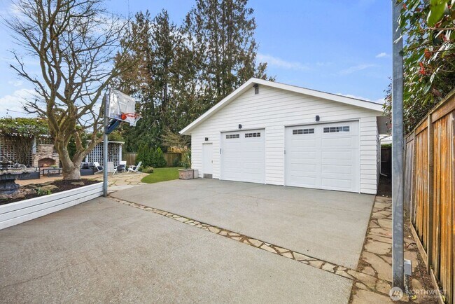 Building Photo - Exceptional Magnolia Home - Rare opportunity to live in Seattles Premier  Neighborhood