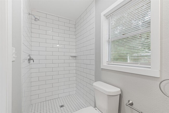 Building Photo - 615 Riveredge Dr