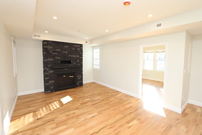 Building Photo - 14-16-16 Harriet St