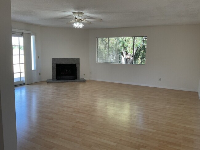 Building Photo - "Discover Coastal Living: Spacious 3-Bed, 2-Bath Townhouse