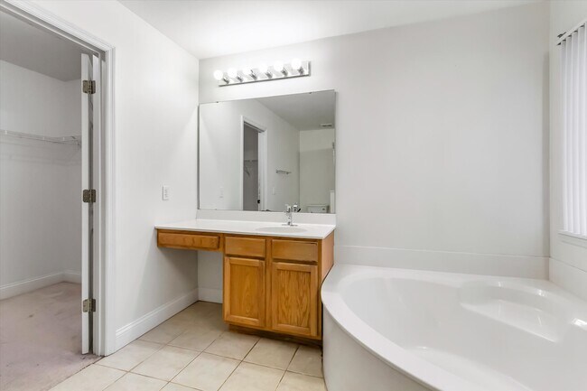 Building Photo - 627 Fox Hill Estates Dr