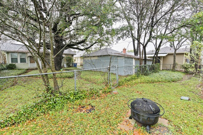 Building Photo - 5930 Velasco Ave