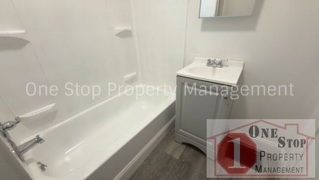 Building Photo - Beautiful 2 Bedroom 1 Bathroom Home in Kansas City!