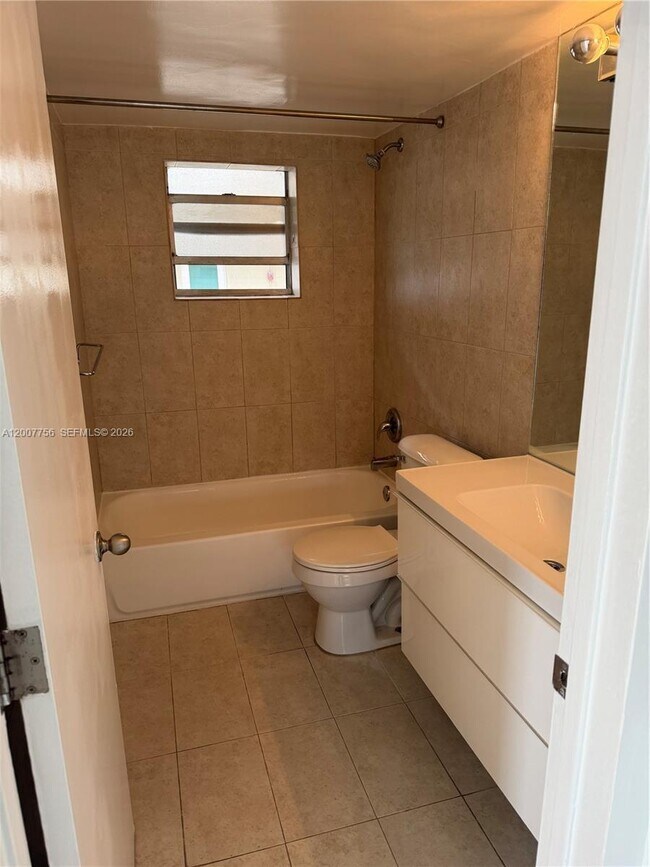 Building Photo - 1441 Lincoln Rd