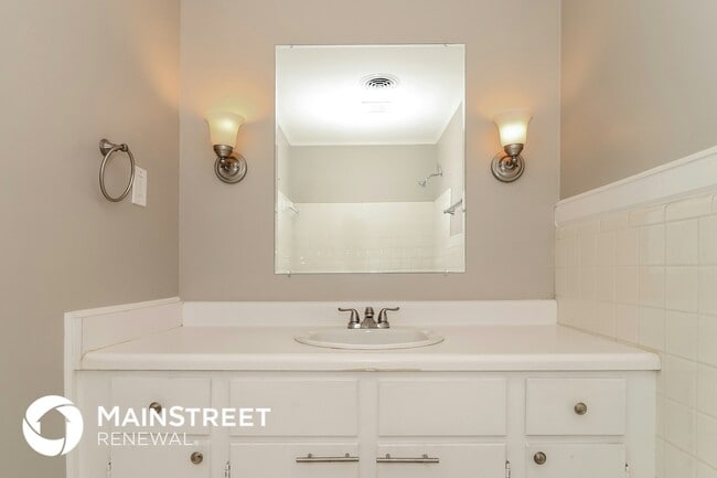 Building Photo - 1666 Greenbrook Dr