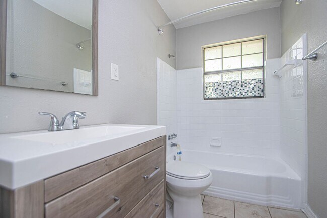 Building Photo - Charming 3-Bedroom Home with Large Fenced Backyard in Little Rock!