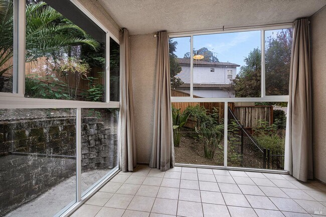 Building Photo - Luxury Living in Fountaingrove