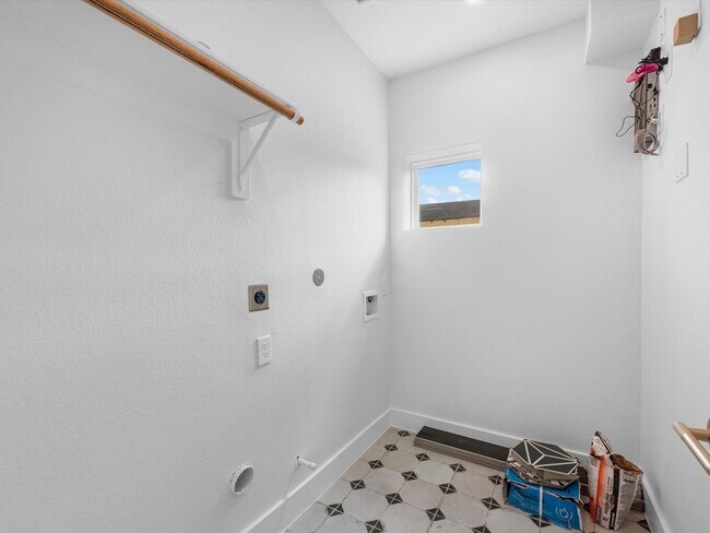 Building Photo - 900 Lucky St