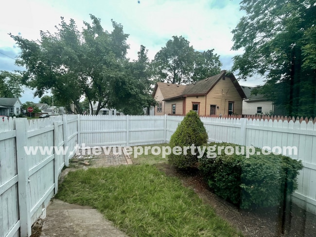 Building Photo - Spacious 3-Bedroom, 2-Bath Home with Modern Updates & Flex Rooms