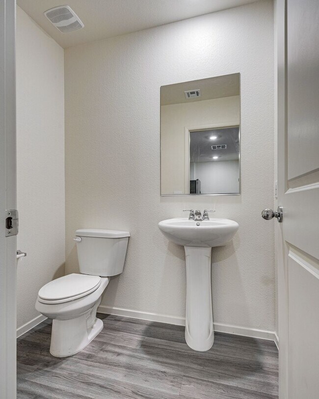 Building Photo - 4826 Wine Rdg Ave