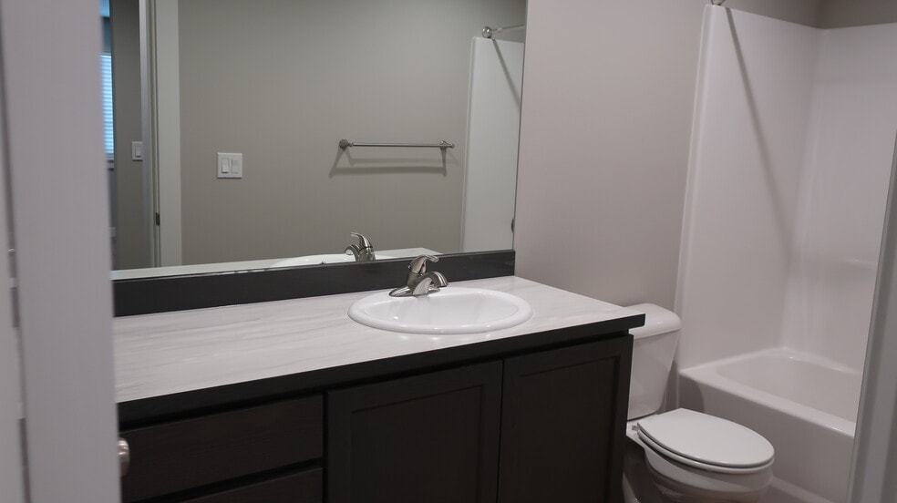 Building Photo - 1099 S New Oak Ln