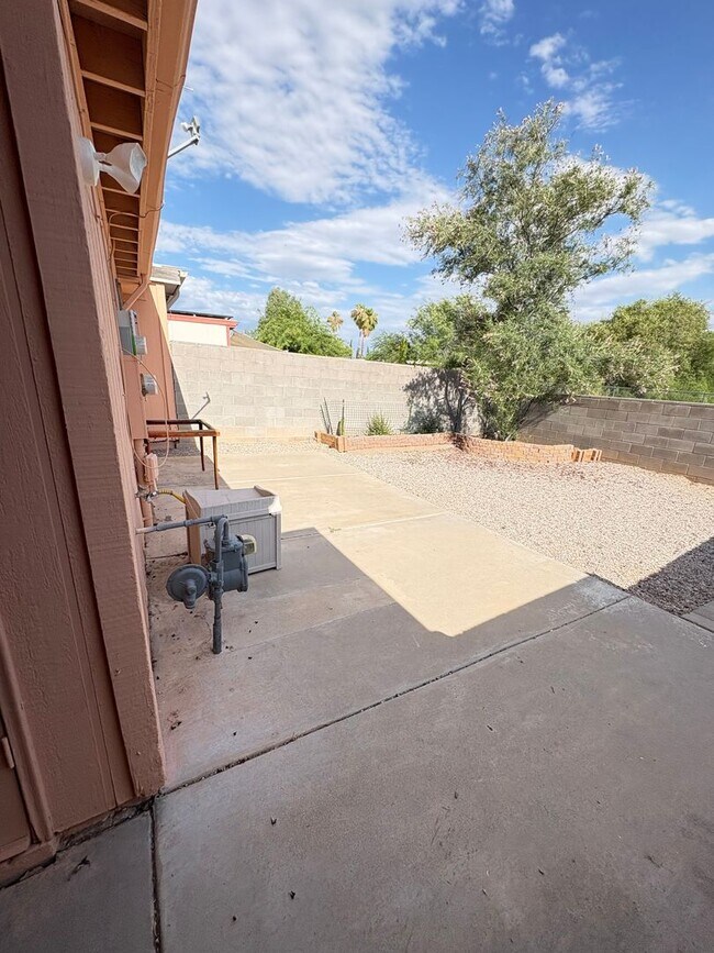 Building Photo - Townhome Cute 2bd/2ba