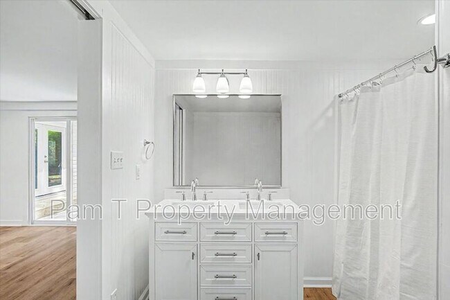 Building Photo - 106 Holcomb St