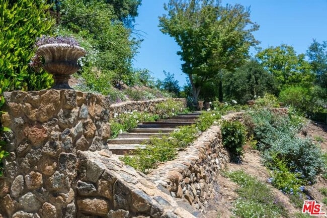 Building Photo - 1957 Mandeville Canyon Rd