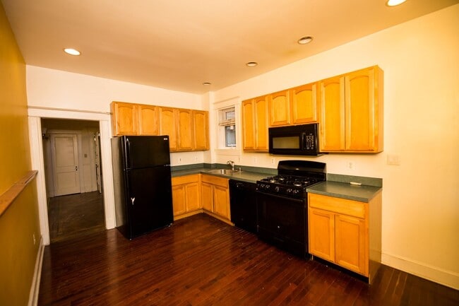 Building Photo - Charles Village 2bd/2ba Rowhome with Parking Spots, W/D and more! Available 7/20