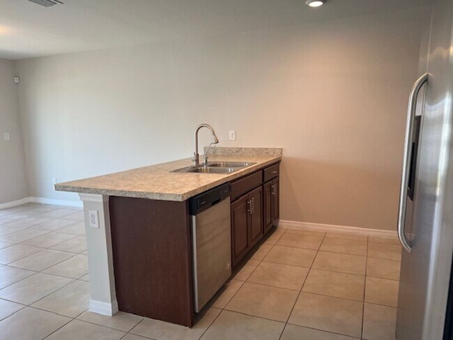 Building Photo - AVAILABLE NOW- 4 Bedroom -2 Bathrooms NE Cape Coral- Gator Circle Area