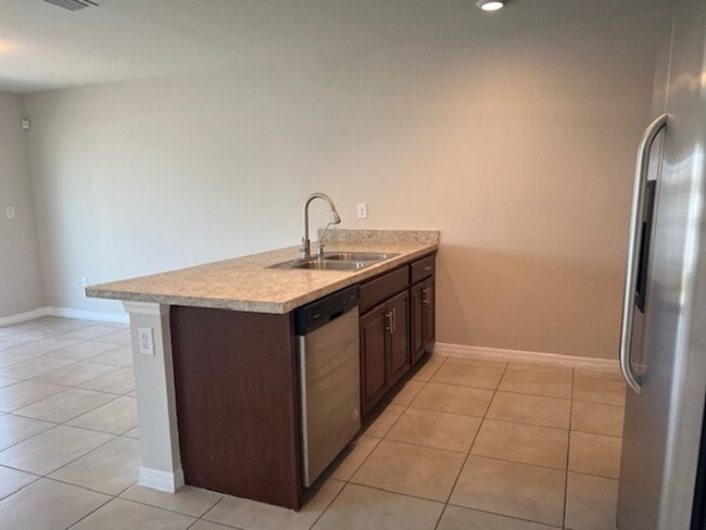 Building Photo - ***INQUIRE ABOUT SPECIAL*** AVAILABLE NOW- 4 Bedroom -2 Bathrooms NE Cape Coral- Gator Circle Area