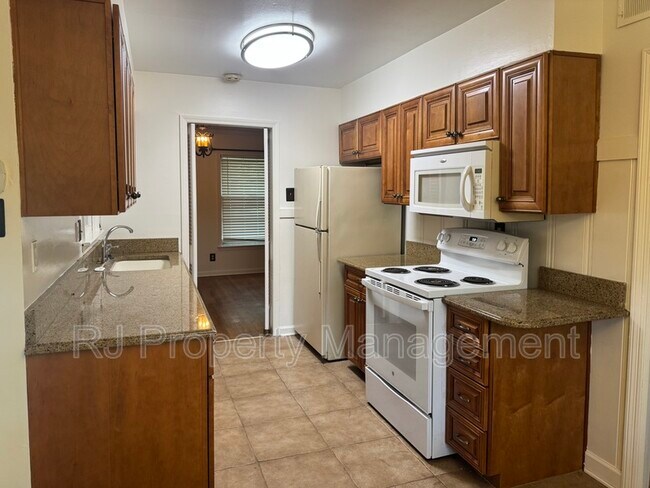 Building Photo - 1619 Dorset Dr