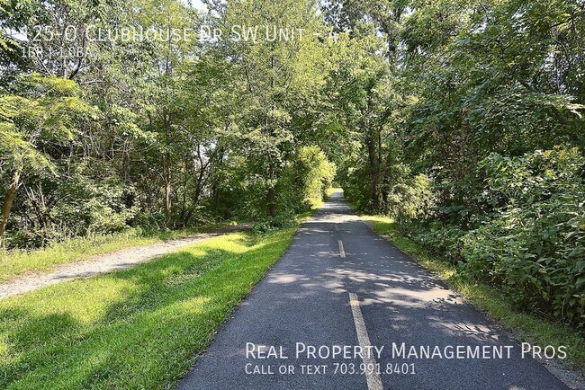 Building Photo - 125-O Clubhouse Dr SW Unit-4