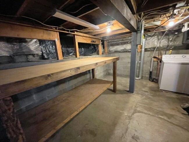 Building Photo - FREE RENT FOR JANUARY! Unique and Updated ...