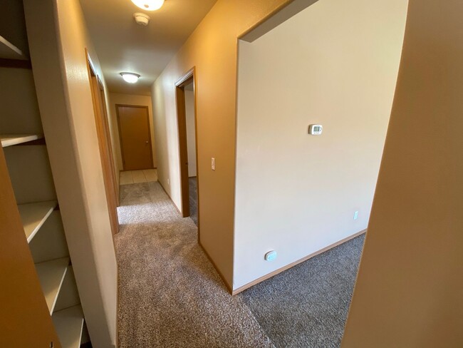 Building Photo - 4 Bed, 2 Bath Home!