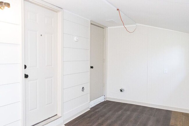 Building Photo - 6404 Middle Dr