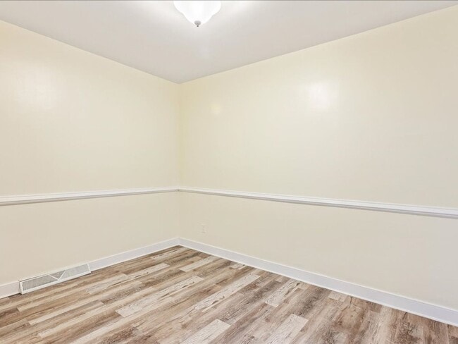 Building Photo - Luxury Remodeled 4 Bedrooms  2 Full Baths