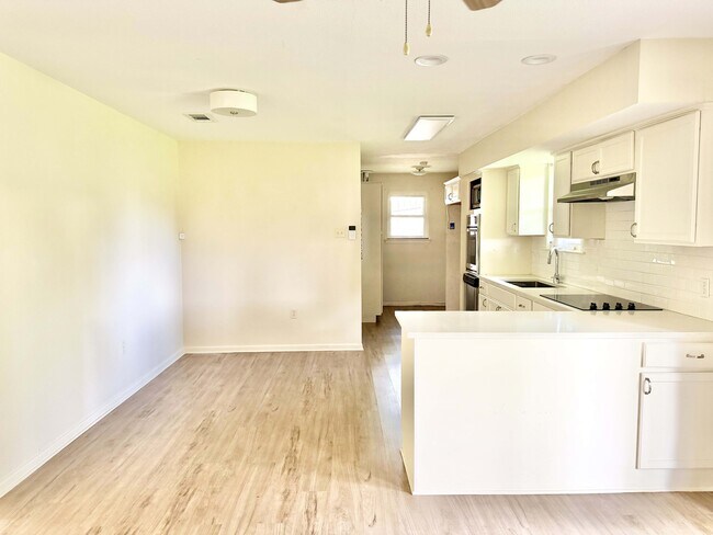 Building Photo - 555 Burgin Ave