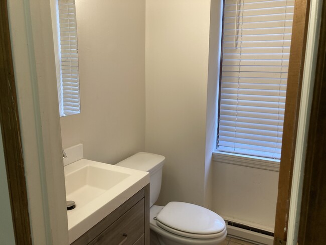 Cozy Bathroom - 224 Mill St