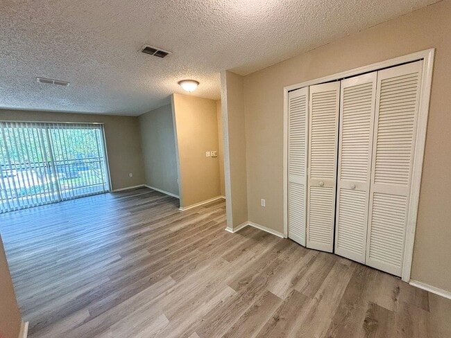 Building Photo - Windsor Park #523 - Pet Friendly!