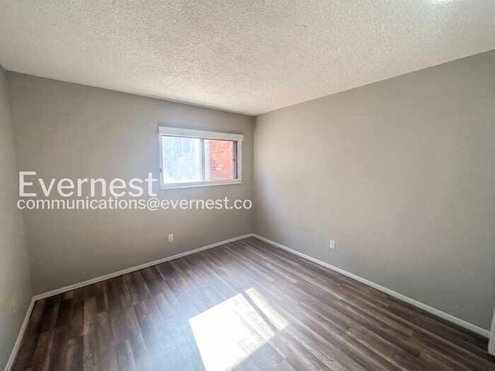 Building Photo - 935 Saturn Dr