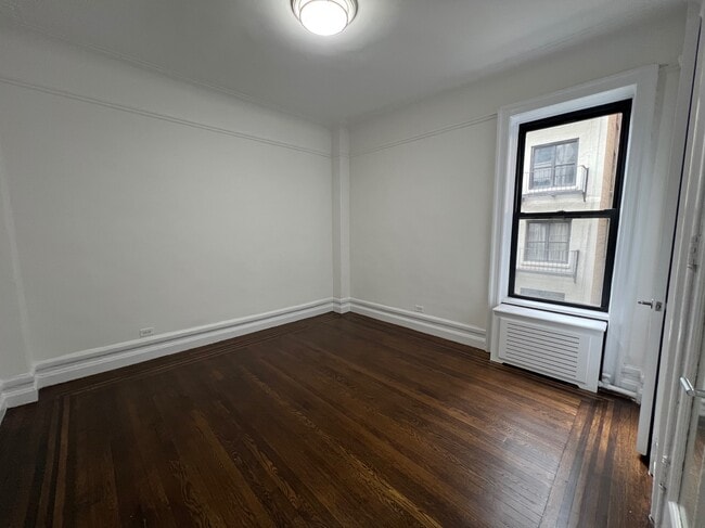 Building Photo - 166 W 72nd St