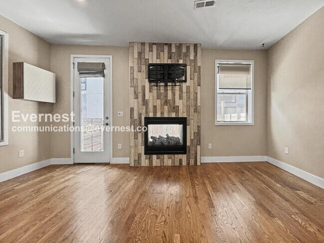 Building Photo - 3 Bed, 3.5 Bath Townhouse with Garage