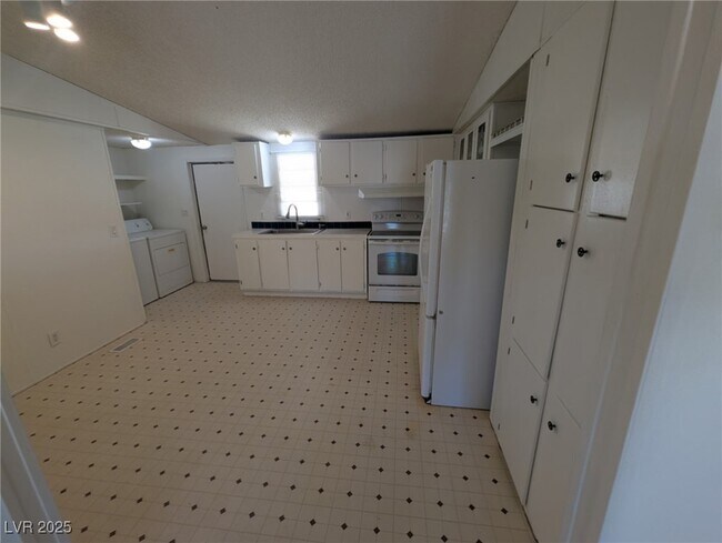 Building Photo - 2571 Silver Sage Dr