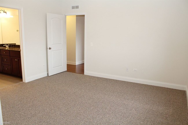 Building Photo - 4732 N Austin Ave