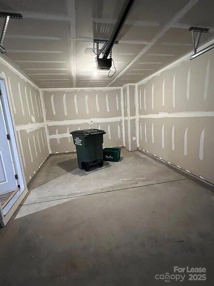 Building Photo - 2596 Grantham Place Dr