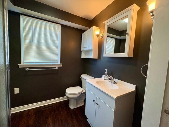 Building Photo - 4 Bedroom 2 Bathroom in Harrisburg!