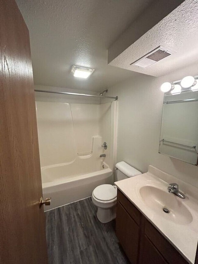 Building Photo - 2 bedroom 1 bath -  Top floor apartment