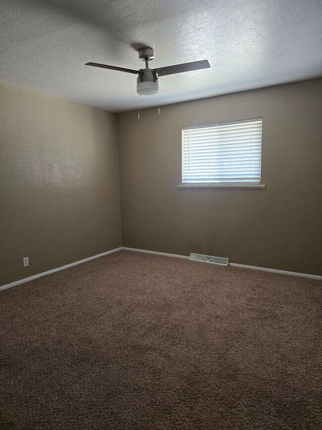 Building Photo - 3 Bedroom 2 Bath Rental