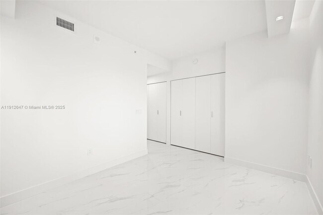 Building Photo - 700 NE 24th St