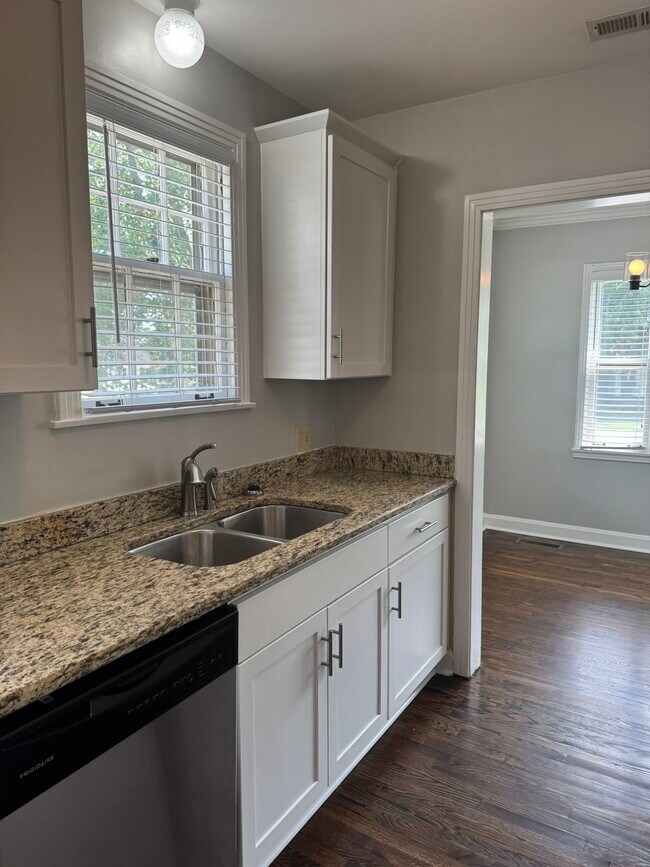 Building Photo - 5532 Kendall Dr