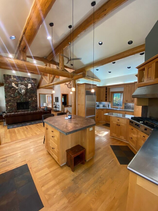 Building Photo - Hidden Whitefish Lake 3 bedroom Furnished ...