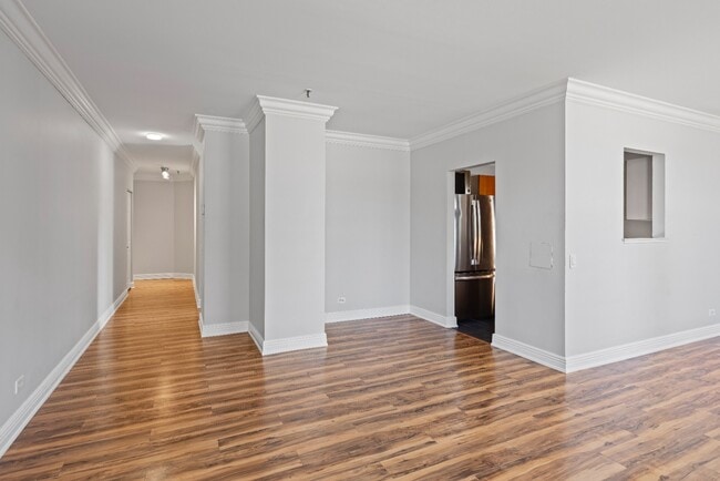 Building Photo - Unique & Extra Spacious Printers Row 1 Bed + Den! Over 900 Sq Ft! Ready for Move In!