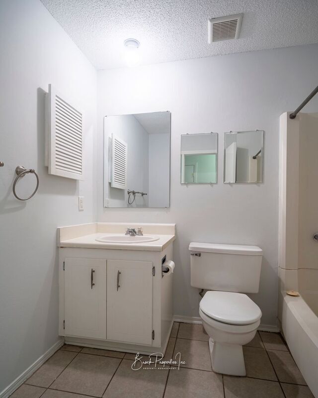 Building Photo - 7811 Woodpointe Dr