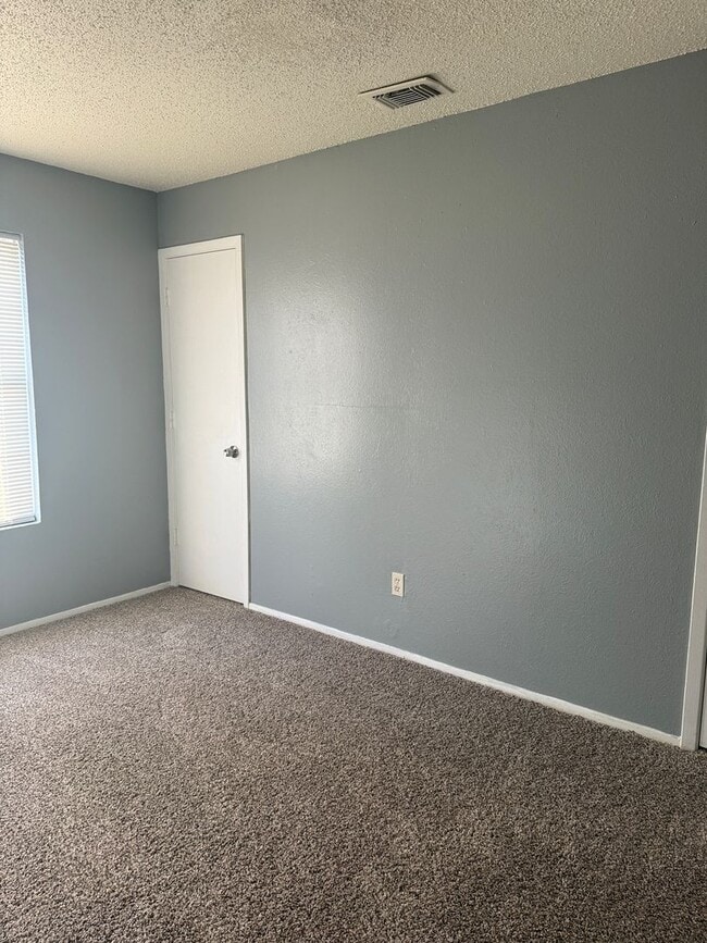 Building Photo - 5504 Blue Spruce Dr